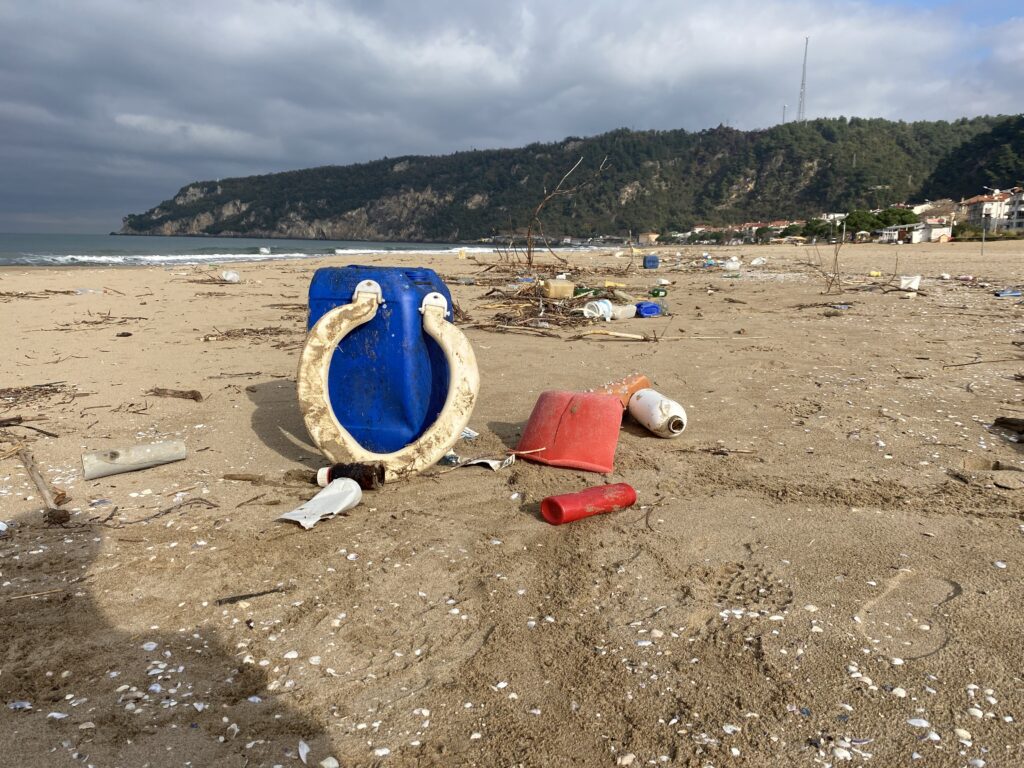 Mavi bayraklı sahil, çöp deryasına döndü