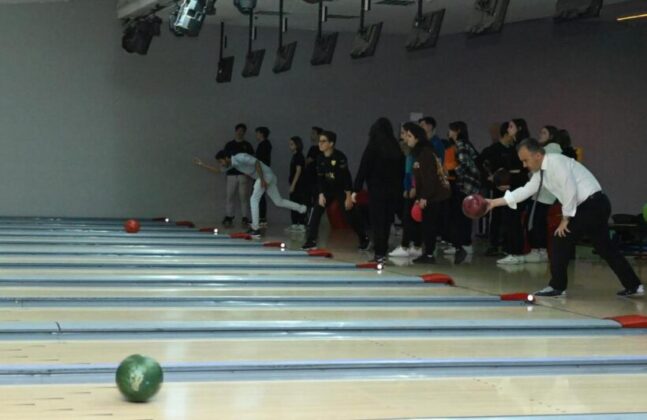 Liseliler bowlingle stres atıyor