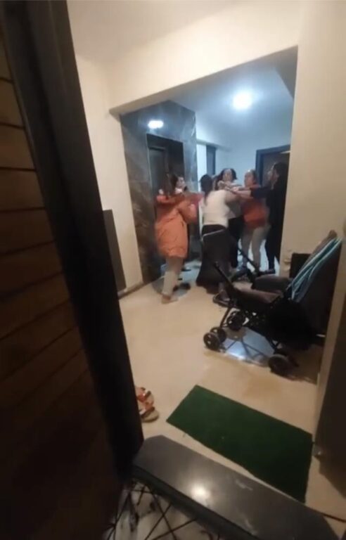 Komşuların ‘çöp atma’ kavgası kamerada