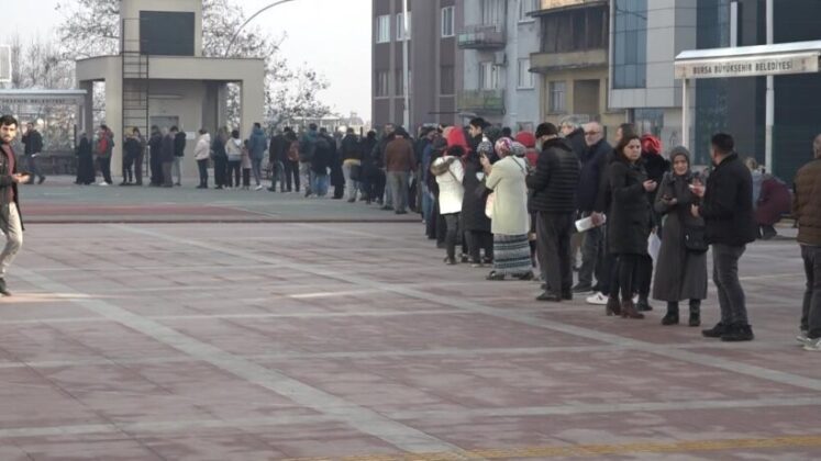 EYT Müjdesi sonrası SGK önünde uzun kuyruklar oluştu