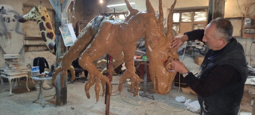 100 kilo hurda gazeteden dev ejderha yaptı