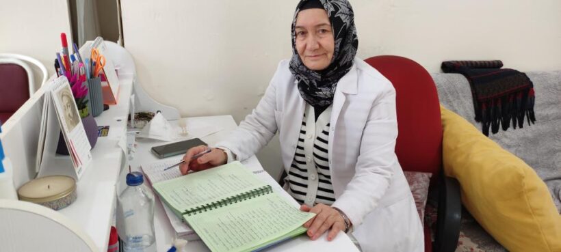 Emekli hemşire hastaların hayatlarından aldığı ilham ile yüzlerce şiir yazdı