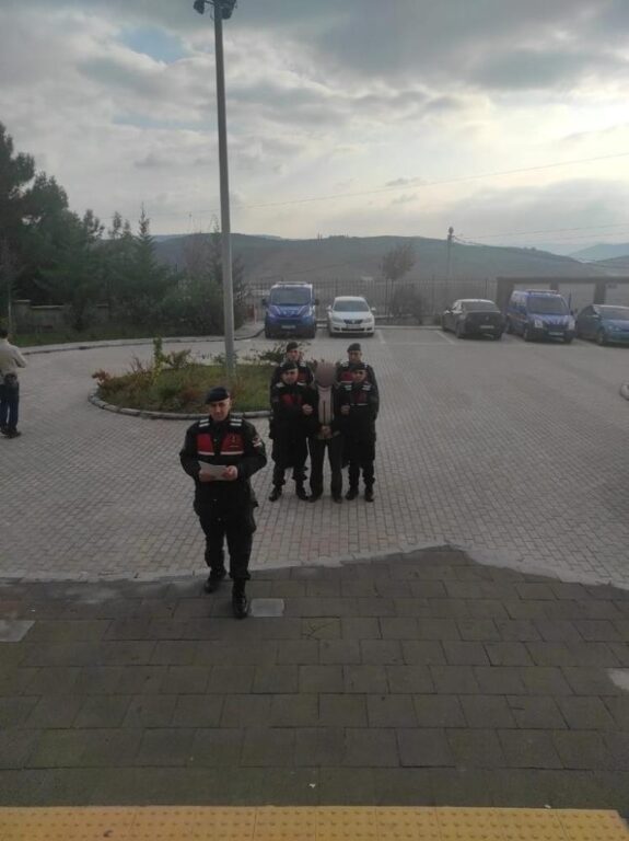 11 yıl kesinleşmiş hapis cezası bulunan şahıs, gizlendiği ormanda jandarmaya yakalandı