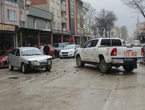 Bursa’da kamyonet ile otomobilin çarpıştığı kaza kamerada