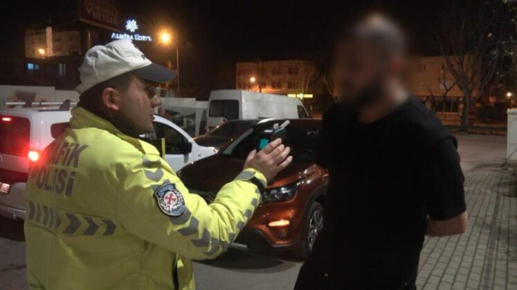 Uygulama noktasından kaçmaya çalışırken alkollü yakalandı, “Beni ters kelepçe yapın” dedi