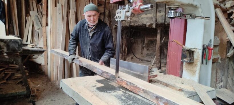 İlerlemiş yaşına rağmen 500 kiloluk tomrukları keresteye dönüştürüyor