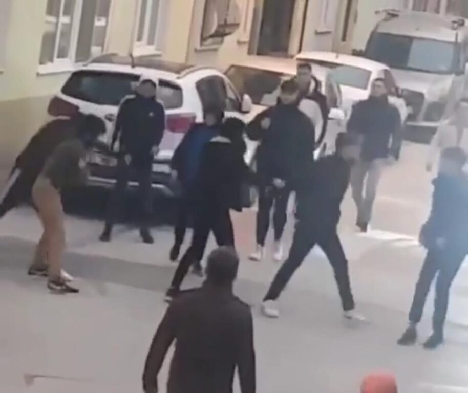 Bursa’da liseli gençlerin kavgası kamerada