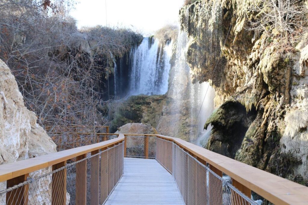 Ziyaretçileri hayran bırakan doğa hazinesi: “Yerköprü Şelalesi”