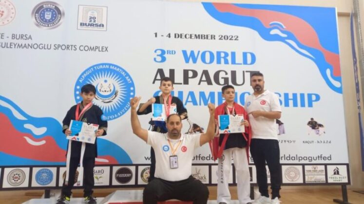 İkiz kardeşler ailelerinin vasıtasıyla tanıştıkları wushu’da dünya birincisi oldu