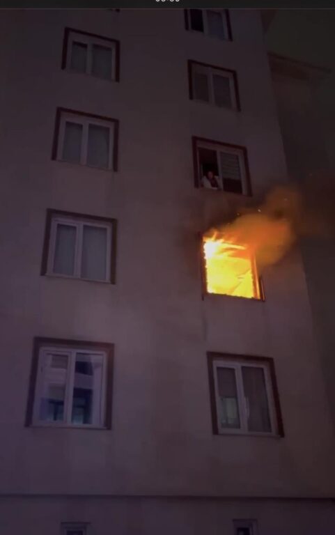 Bursa’da ev alev alev yandı..Komşusu film izler gibi izledi