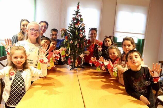 Yılbaşı süslerini kendileri yaptı