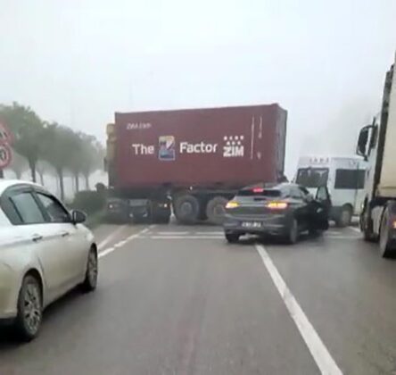 Bursa İzmir yolunda sis sebebiyle zincirleme kaza….Çok sayıda araç birbirine girdi