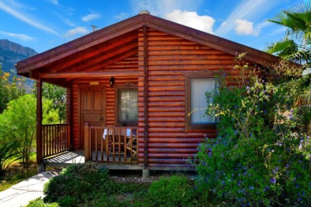 Bursa Karacabey’de 670 m² arsa üzerindeki ahşap ev mahkemeden satılıktır