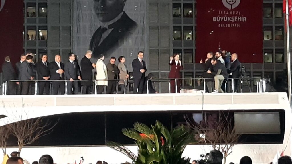 İBB başkanı Ekrem İmamoğlu, Saraçhane’de vatandaşlara hitap etti