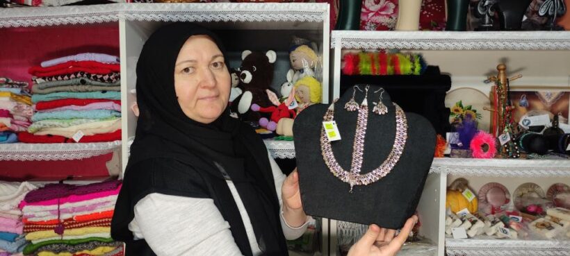 Kadınlar evde yaptıkları ürünleri bu dükkana bırakıp gidiyor