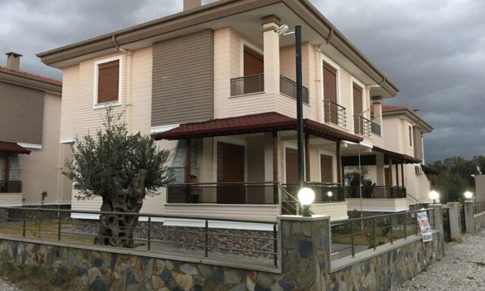 Bursa Karacabey’de 762 m² arsa üzerindeki iki katlı bina mahkemeden satılıktır