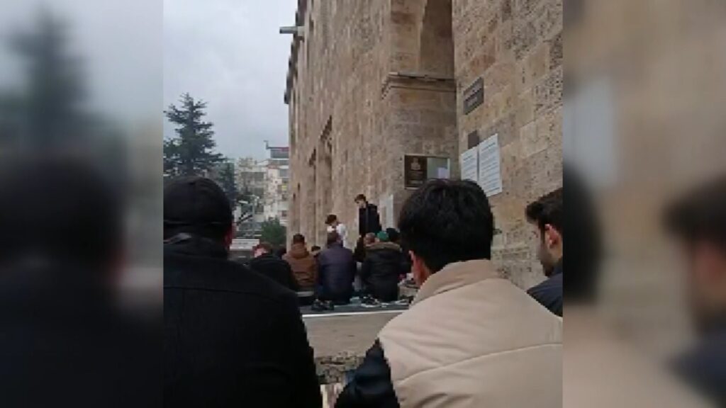 Kar ve yağmur için dua ettiler