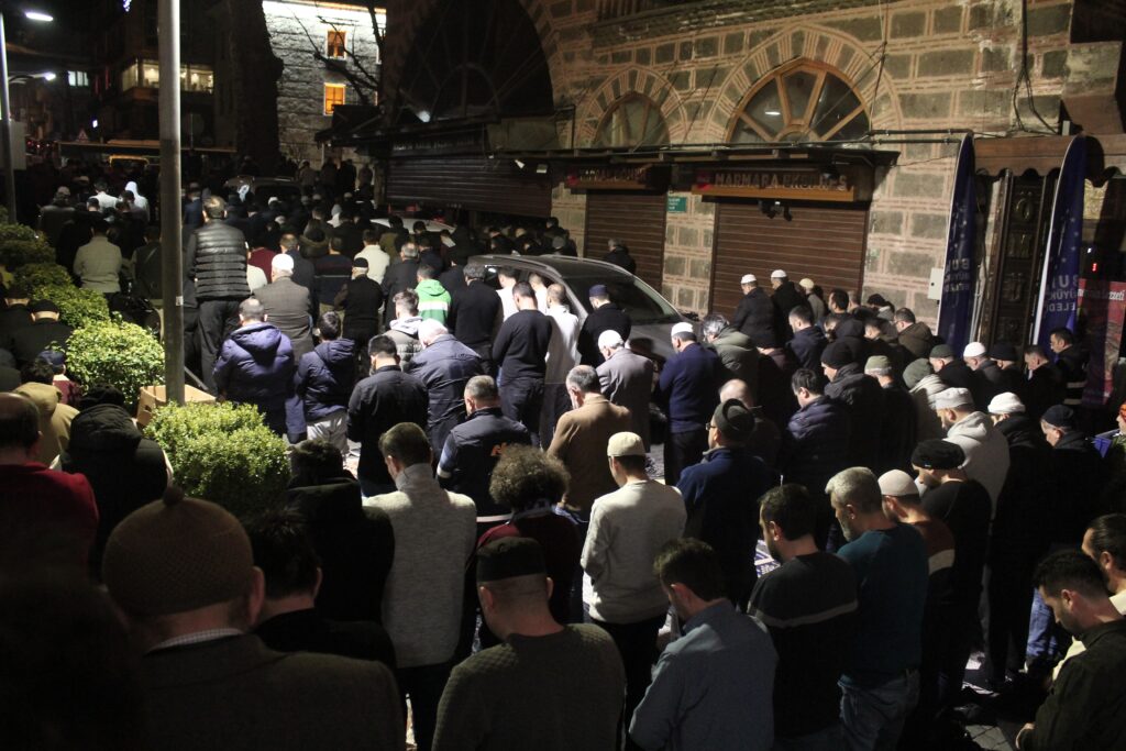 Yılın ilk günü binlerce kişi Ulu Cami’ye akın etti, trafik kilitlendi