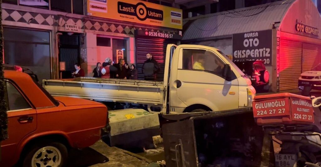 Bursa’da kontrolden çıkan otomobil, park halindeki araçlara çarptı