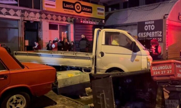 Bursa’da kontrolden çıkan otomobil, park halindeki araçlara çarptı