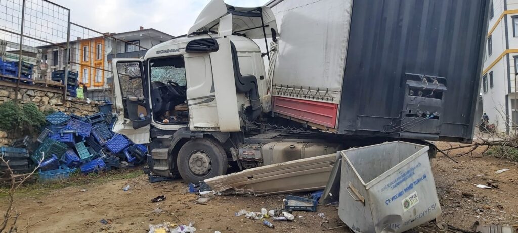 Virajı alamayan tır evin bahçesine böyle girdi