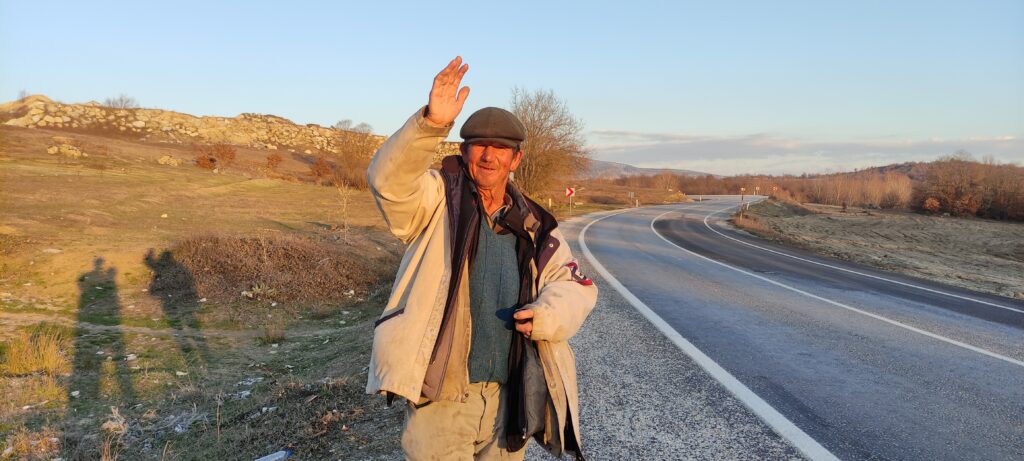 Dağ başında kulübesinde kalıyor, gelip geçene el sallıyor
