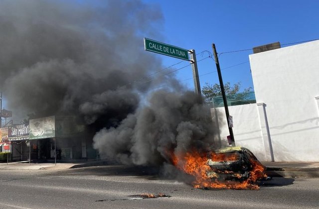 Yolcu uçağına mermi isabet etti