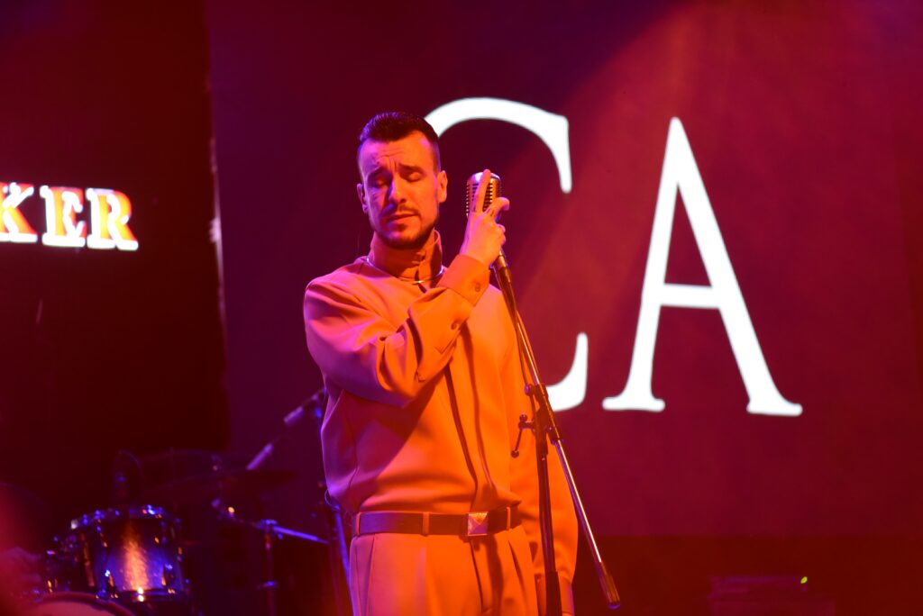 Cem Adrian şarkılarıyla Bursa’yı mest etti