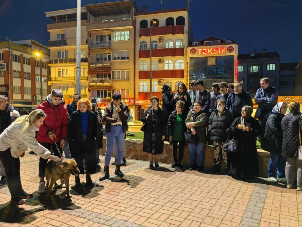 Hayvanseverlerden av tüfeği ile köpeklere ateş eden şahsa tepki