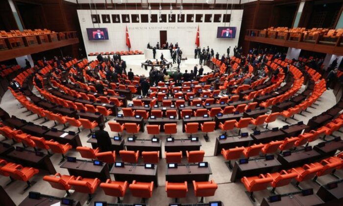AK Parti’de başörtü mesaisi… HDP reddetti