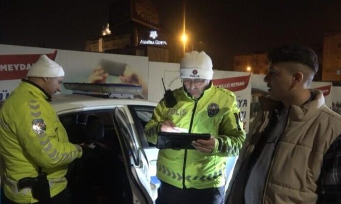 Sürücü alkollü yakalandı, arkadaşı beddua yağdırdı