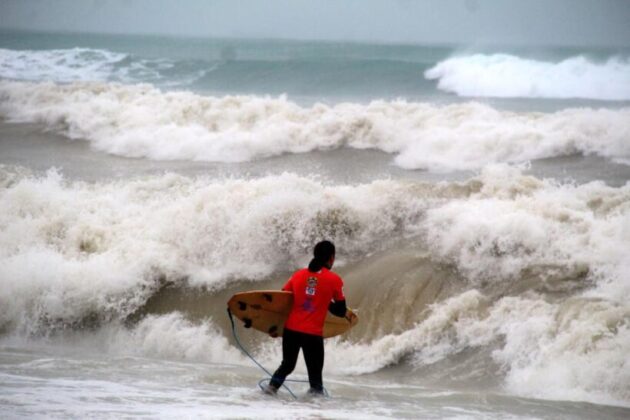 Antalya’da dev dalgalar arasındaki sörfçülerin amansız mücadelesi