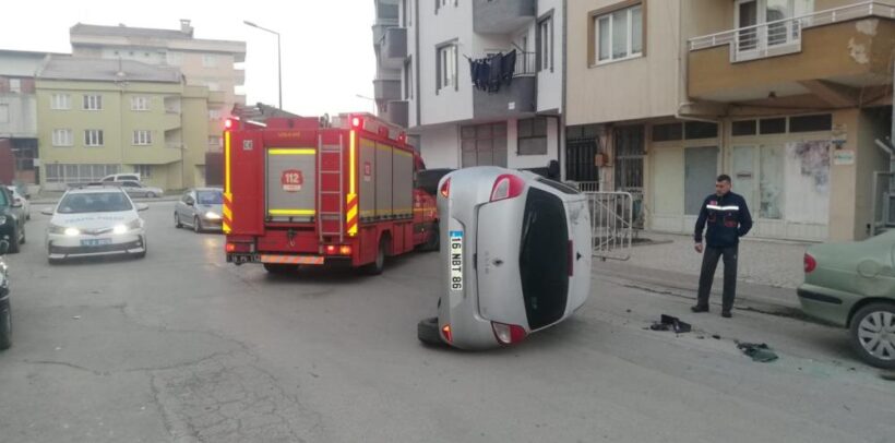 Araçlara çarparak devrildi: 2 yaralı