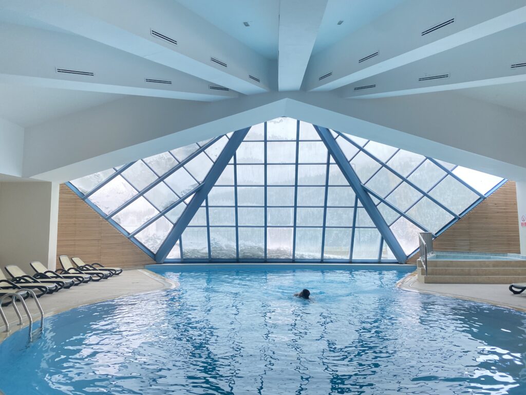 Uludağ’a gelen turistlerin 1863 metre yükseklikte spa ve havuz keyfi