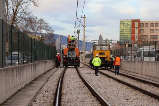 Bursa’da metro hattına çatı uçtu, ekipler seferber oldu