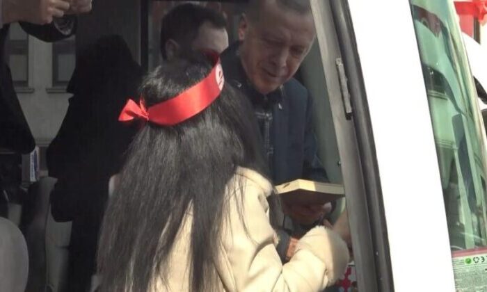 Erdoğan kitabını imzaladı, genç kız gözyaşlarına boğuldu
