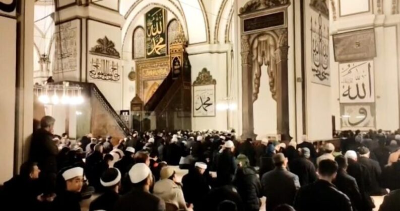 İslam düşmanı saldırıya karşı binlerce kişi Ulucami’ye akın etti