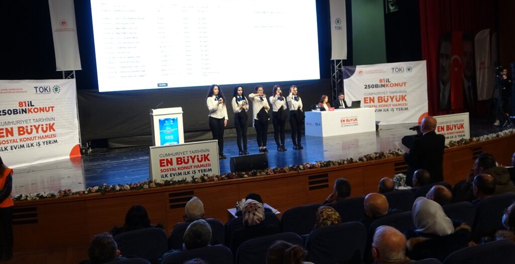 Bursa’da TOKİ kura heyecanı…Salon doldu taştı