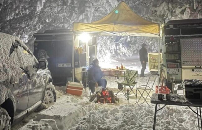 Balıkesir’de kar üstünde kamp keyfi