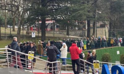 Tatili Uludağ’da geçirmek isteyen vatandaşlar, teleferikte metrelerce kuyruk oluşturdu