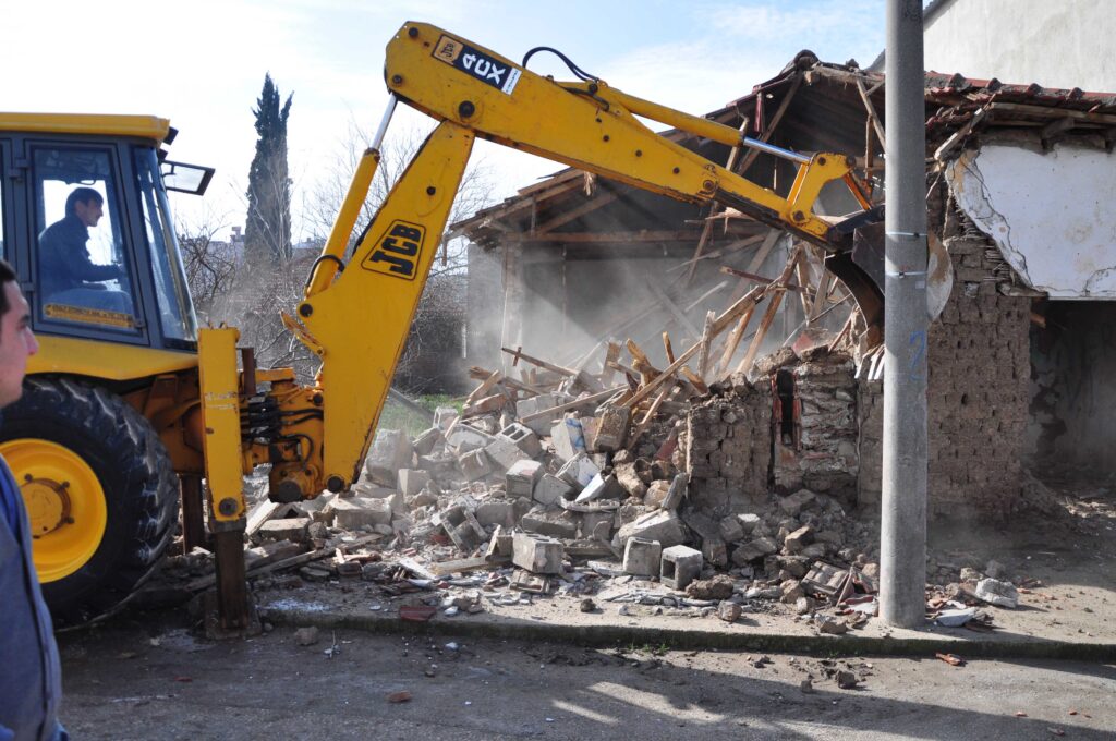 Karacabey’de yeni yılda da metruk binalara geçit yok!