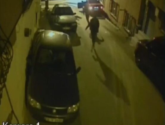 Camdan atlayıp otomobilini hırsızın elinden kurtardı