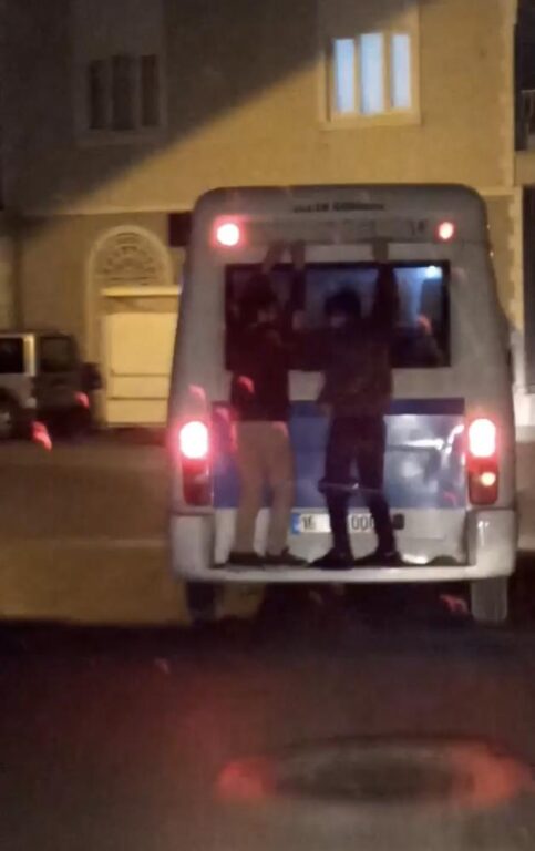 Bursa’da çocukların tehlikeli yolculuğu kameralarda