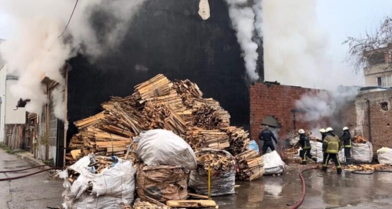 3 katlı apartmanın altında bulunan kereste deposu alev alev yandı