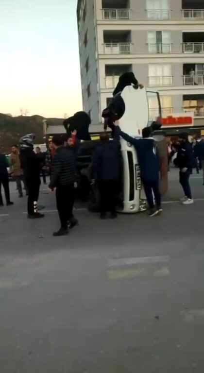 Kamyonet yan yattı, vatandaşlar sürücüyü kurtarmak için seferber oldu