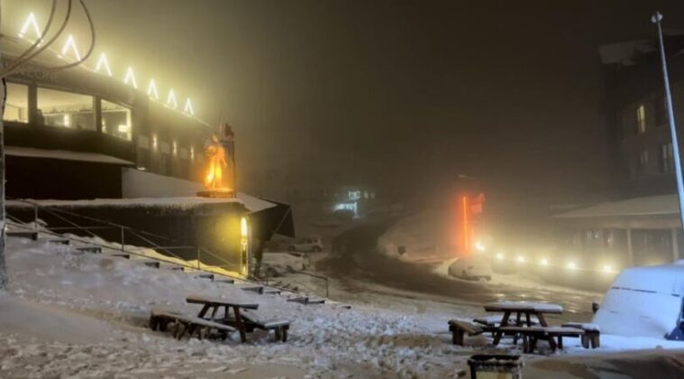 Kar kalınlığı 16 santimetreyi geçti, vatandaşlar Uludağ’a akın etti