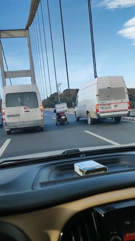 Şiddetli rüzgarda köprüden geçmeye çalışan motosikletliye kalkan oldular