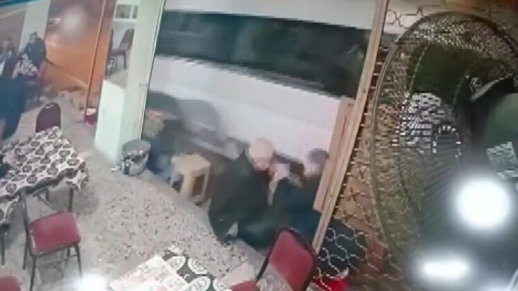 Minibüsün altında kalmaktan kıl payı kurtuldular