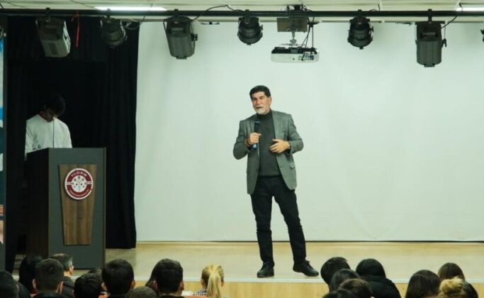 Genç iletişimciler usta gazeteciyi ağırladı