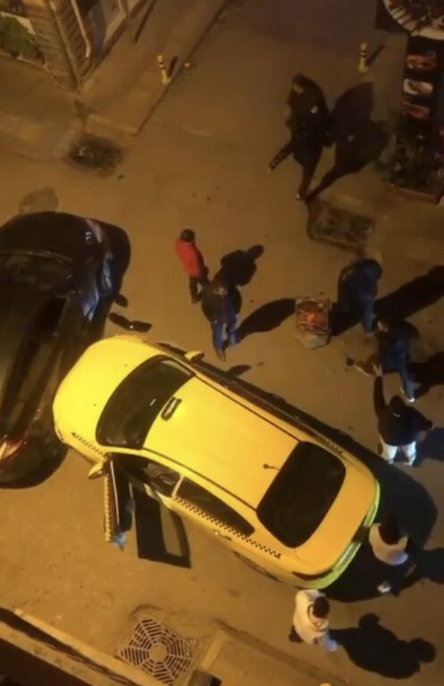 Otomobiline çarpan taksi sürücüsünü dövdü